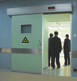 Medical radiation proof translation door